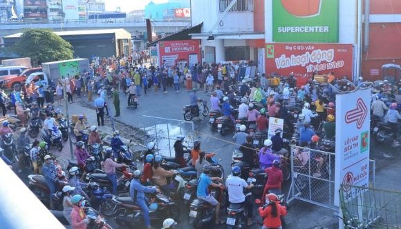Người dân TP.HCM đi siêu thị đông nghẹt từ sớm: ‘Không biết khi nào mới tới lượt!’ - ảnh 5