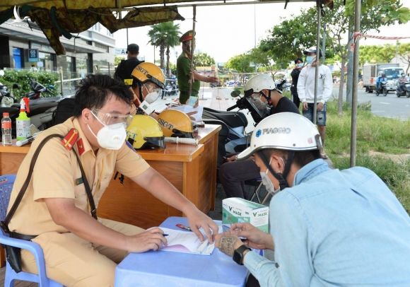 TP.HCM: Tấp nập trước giờ siết chặt giãn cách - Ảnh 13.