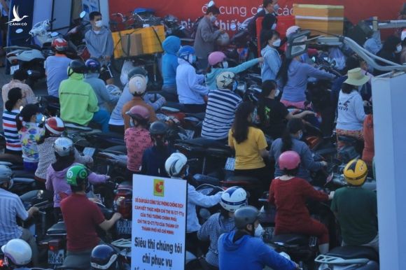 Người dân TP.HCM đi siêu thị đông nghẹt từ sớm: ‘Không biết khi nào mới tới lượt!’ - ảnh 2