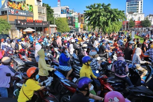 Trước một siêu thị trên đường Phan Văn Trị (Q.Gò Vấp) lúc 7 giờ 30 phút ngày 21.8 /// ẢNH: CAO AN BIÊN