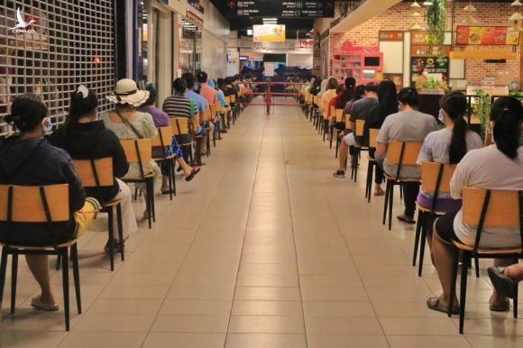 Người dân TP.HCM đi siêu thị đông nghẹt từ sớm: ‘Không biết khi nào mới tới lượt!’ - ảnh 4