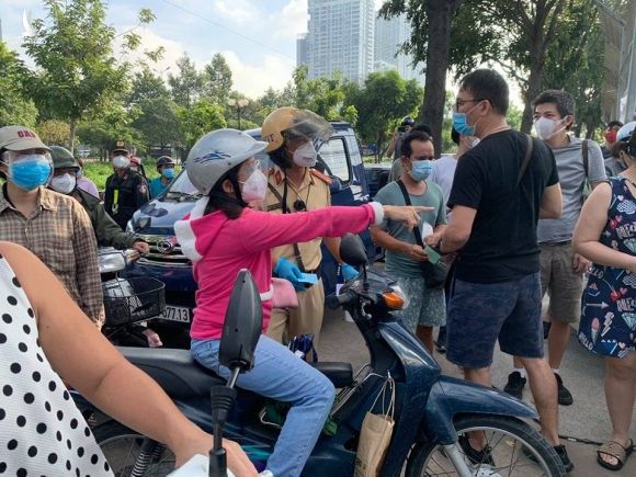Người dân TP.HCM đi siêu thị đông nghẹt từ sớm: ‘Không biết khi nào mới tới lượt!’ - ảnh 8