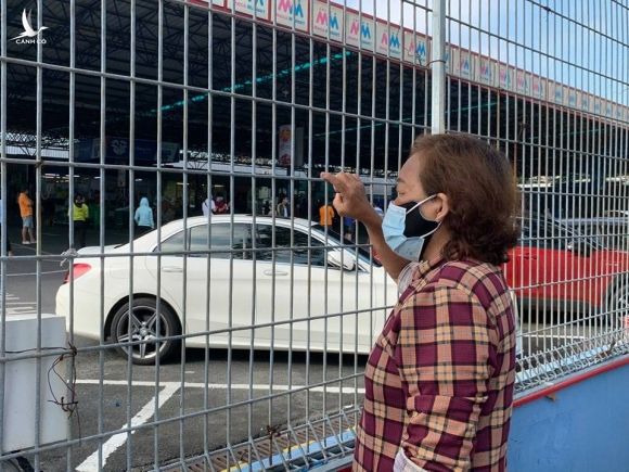 Người dân TP.HCM đi siêu thị đông nghẹt từ sớm: ‘Không biết khi nào mới tới lượt!’ - ảnh 10