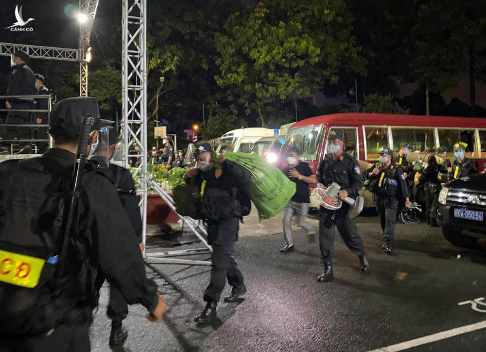 Cảnh sát mang đồ đạc vào nhà thiếu nhi Thủ Đức sau 10 tiếng đi xe từ TP Buôn Mê Thuộc. Ảnh: Đinh Sự