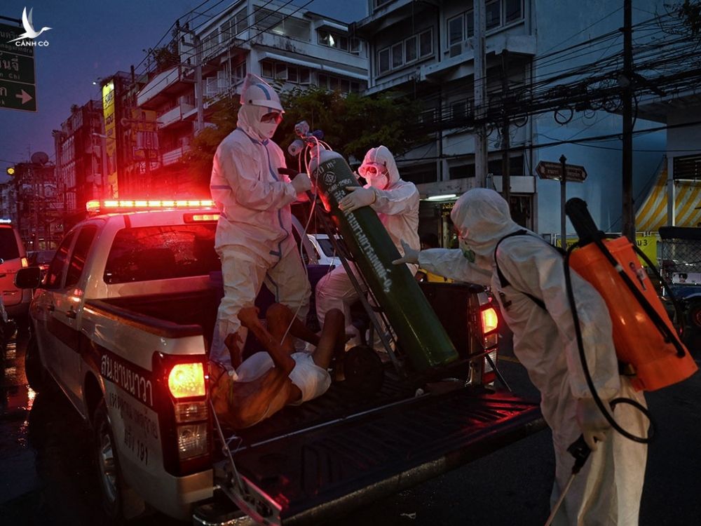 Một bệnh nhân Covid-19 được đưa đi nhập viện tại Thái Lan /// AFP