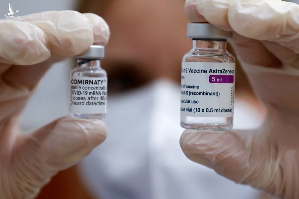 Vaccine Covid-19 của Pfizer (trái) và vaccine Covid-19 của AstraZeneca (phải) được sử dụng ở Berlin, Đức, tháng 4/2021. Ảnh: Reuters
