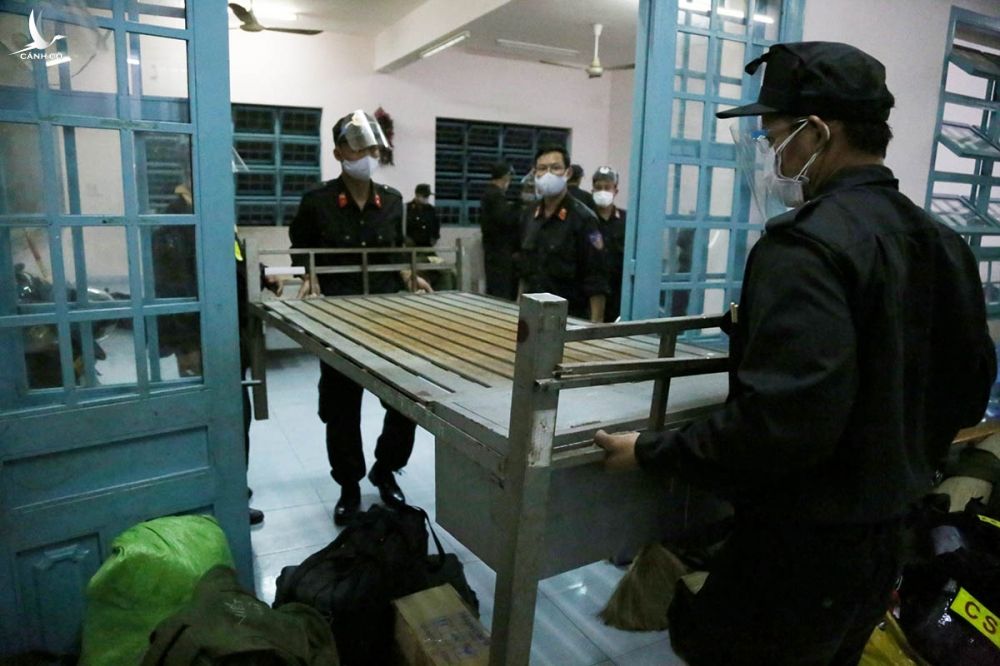 Cảnh sát cơ động kê thêm giường để nghỉ ngơi trước khi bắt đầu nhiệm vụ từ ngày 22/8. Ảnh: Đình Văn
