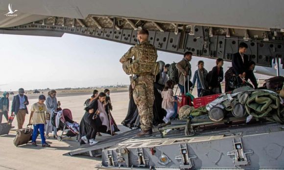 Vệ binh Afghanistan bị sa thải, lẩn trốn tức tưởi sau khi hộ tống các quan chức Anh di tản an toàn - Ảnh 2.