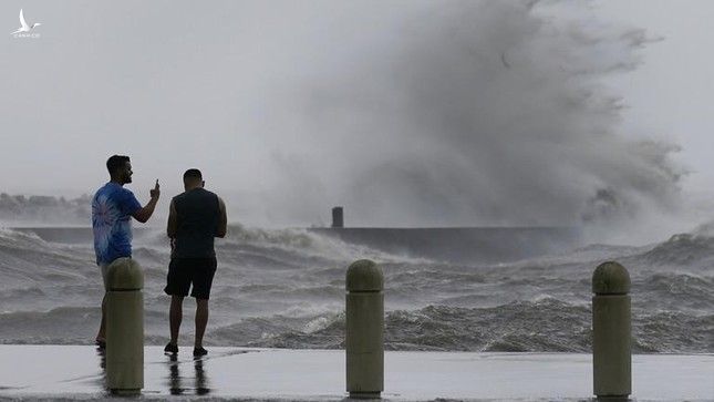 Siêu bão Ida đổ bộ Mỹ với sức gió 240km/h, một thành phố mất điện hoàn toàn ảnh 1