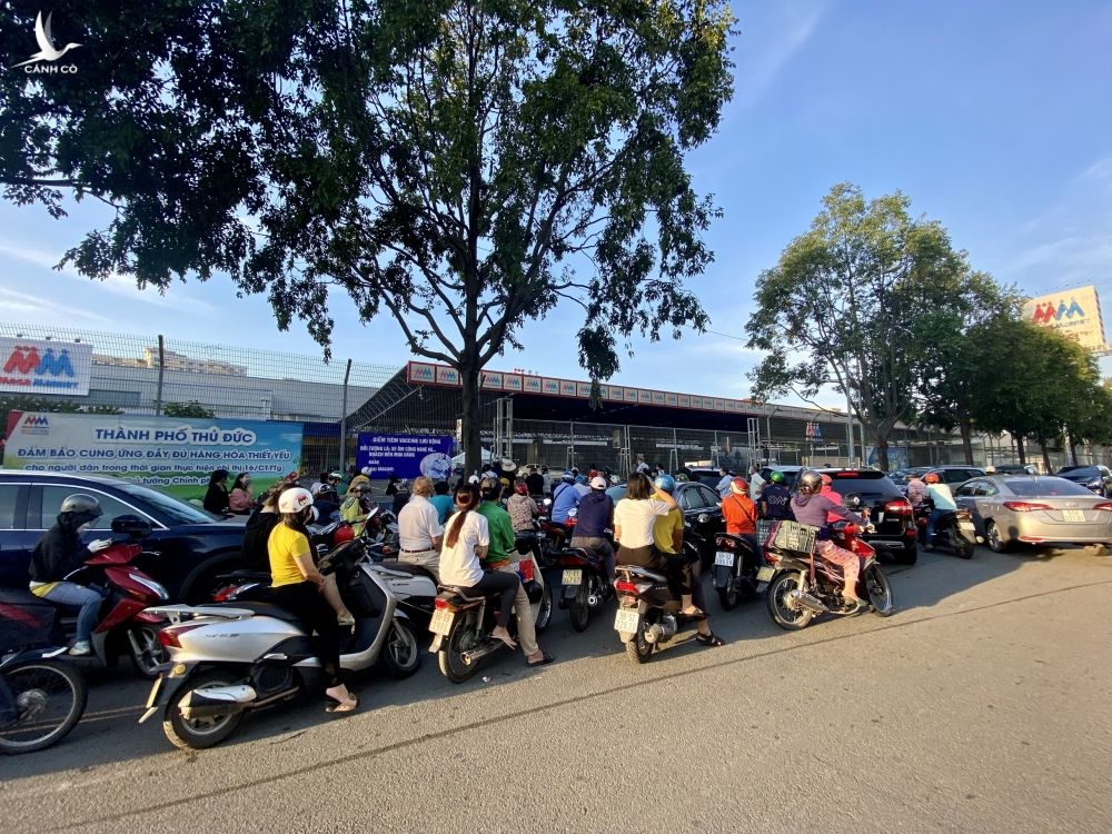 xep hang di sieu thi anh 3