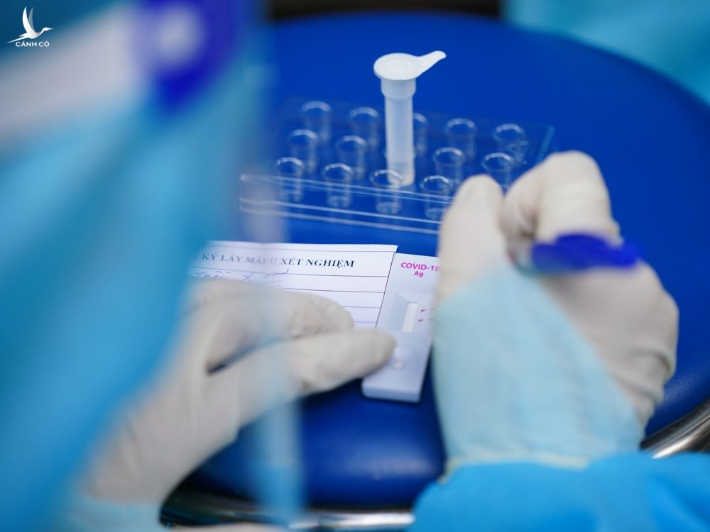TP.HCM: Đến nhà lấy mẫu xét nghiệm RT-PCR, hướng dẫn người dân tự làm xét nghiệm nhanh - ảnh 3