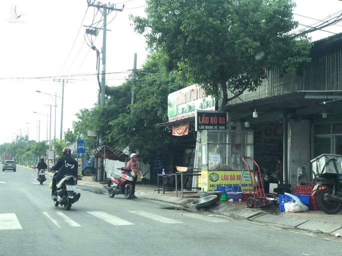 TP HCM: Người dân một hẻm ở Bình Tân vô tư họp chợ giữa tâm dịch - Ảnh 9.