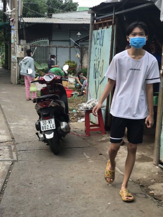 TP HCM: Người dân một hẻm ở Bình Tân vô tư họp chợ giữa tâm dịch - Ảnh 2.