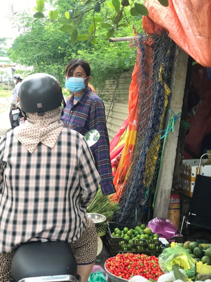 TP HCM: Người dân một hẻm ở Bình Tân vô tư họp chợ giữa tâm dịch - Ảnh 1.