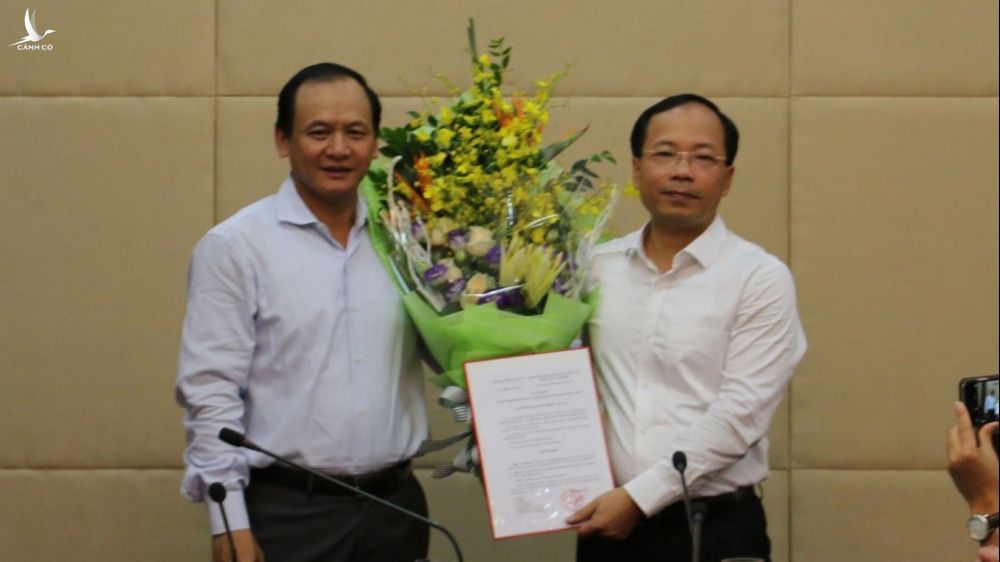 Ông Nguyễn Duy Lâm (phải) khi nhận quyết định bổ nhiệm Vụ trưởng KH-ĐT /// Ảnh MOT