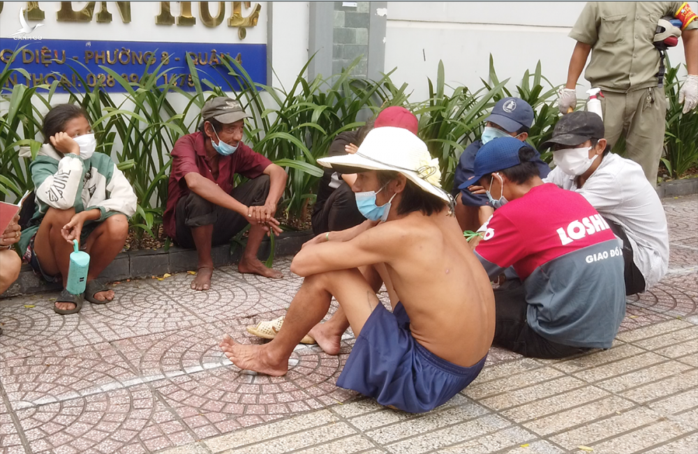 Người sống ở gầm cầu Móng, vỉa hè dọc đường Võ Văn Kiệt được quận 4 đưa về nơi tập trung. Ảnh: Đinh Sự