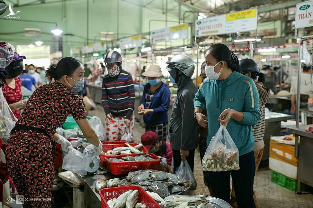 Người dân đến các chợ mua lương thực về dự trữ, ngày 13/8. Ảnh: Nguyễn Đông.