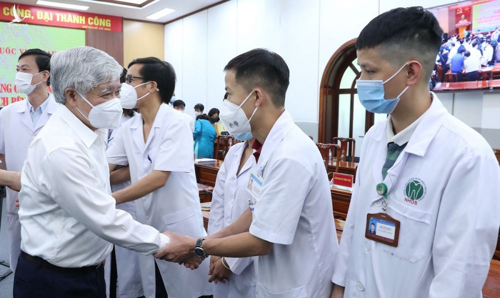 Chủ tịch Ủy ban Trung ương MTTQ Việt Nam Đỗ Văn Chiến bắt tay cảm ơn các y, bác sỹ tại cuộc gặp mặt chiều 4/8. Ảnh: Hoàng Phong