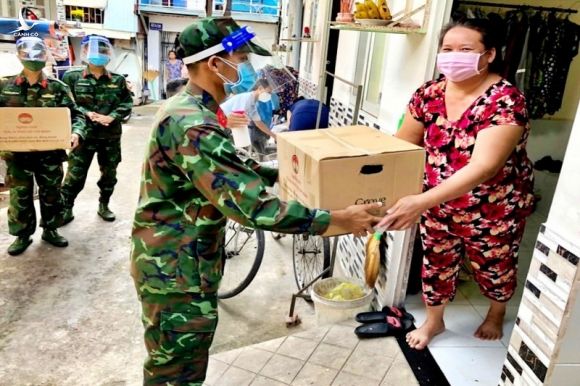 TP.HCM: Bộ đội cùng cán bộ phường xã đi chợ hộ, trao quà tận nhà cho người dân - ảnh 6