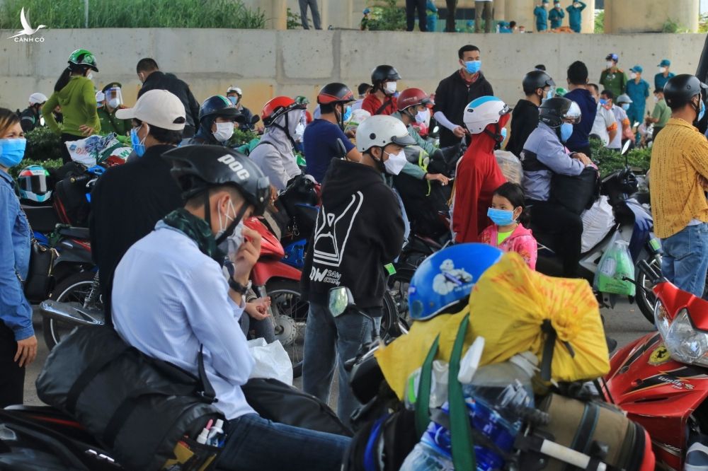 Người dân chạy xe máy về quê giữa lúc TP.HCM giãn cách: Chốt chặn mướt mồ hôi thuyết phục - ảnh 4