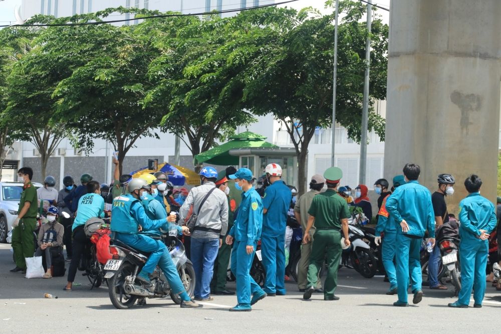 Người dân chạy xe máy về quê giữa lúc TP.HCM giãn cách: Chốt chặn mướt mồ hôi thuyết phục - ảnh 9