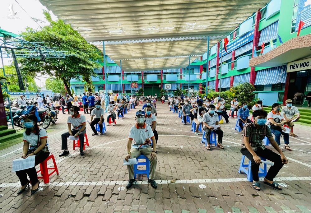 Người lao động chờ tiêm vắc xin ở P.Phú Cường (Bình Dương). /// ẢNH: ĐỖ TRƯỜNG