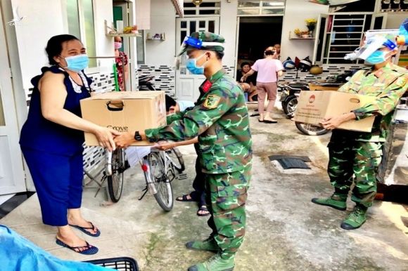 TP.HCM: Bộ đội cùng cán bộ phường xã đi chợ hộ, trao quà tận nhà cho người dân - ảnh 1