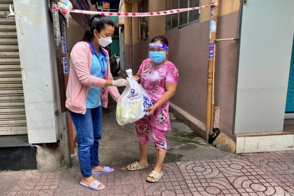 TP.HCM: Bộ đội cùng cán bộ phường xã đi chợ hộ, trao quà tận nhà cho người dân - ảnh 4