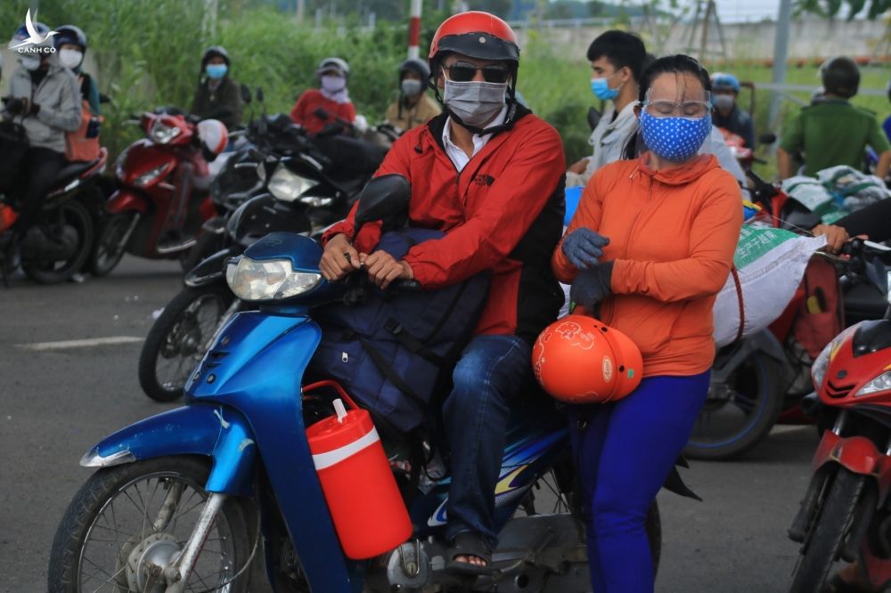 Người dân chạy xe máy về quê giữa lúc TP.HCM giãn cách: Chốt chặn mướt mồ hôi thuyết phục - ảnh 7