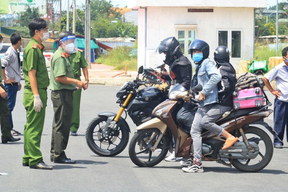 Người dân chạy xe máy về quê giữa lúc TP.HCM giãn cách: Chốt chặn mướt mồ hôi thuyết phục - ảnh 10