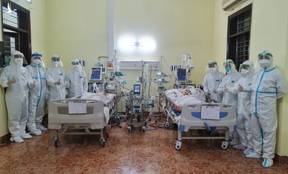 Cả hai nữ bệnh nhân đều ổn định sức khoẻ sau sáng tạo chia đôi máy ECMO của các bác sĩ Trung tâm điều trị bệnh nhân Covid-19, Bệnh viện Quân Y 175. Ảnh: Trần Chính.