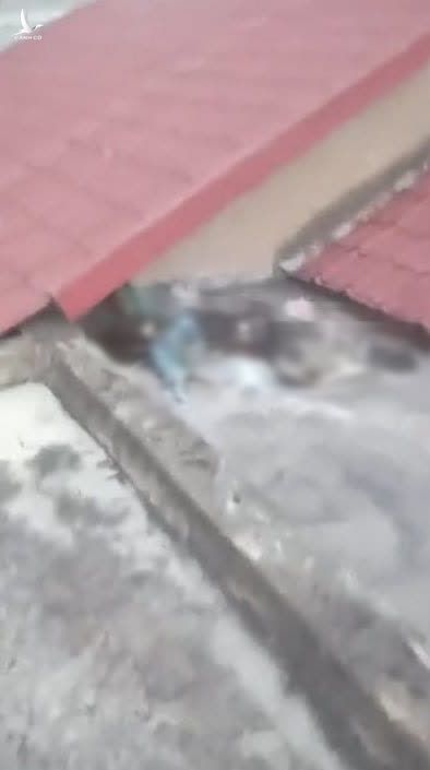 Tá hỏa phát hiện bộ xương người trên mái nhà ở huyện Bình Chánh, TP HCM - Ảnh 1.
