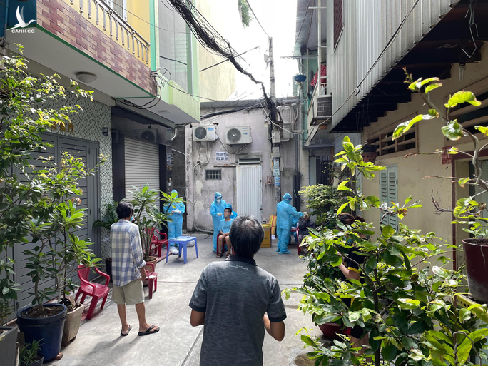 Sắp thành vùng xanh, cả khu phố tôi bất ngờ thành ổ dịch Covid-19 - Ảnh 1.
