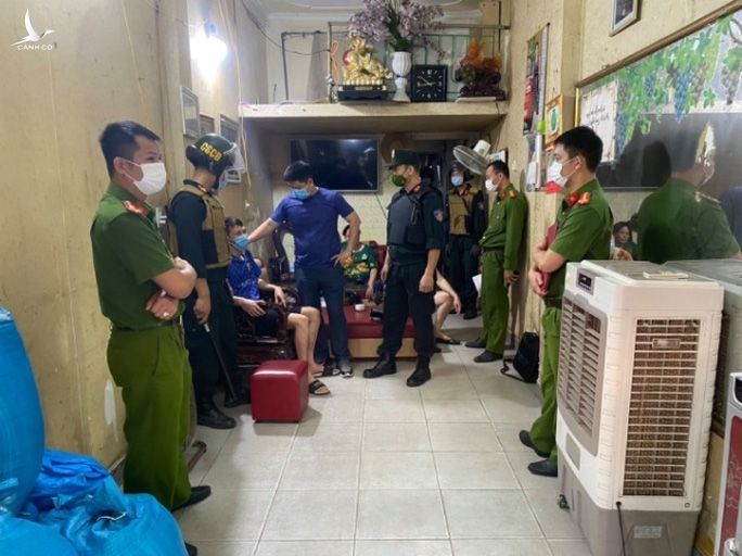10 mũi cảnh sát đột kích bắt băng nhóm do anh em giang hồ cộm cán ở Thái Bình cầm đầu - Ảnh 1.