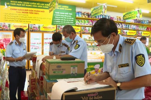 Bình Phước xử phạt 9 cửa hàng Bách Hóa Xanh bán hàng quá đát - Ảnh 1.