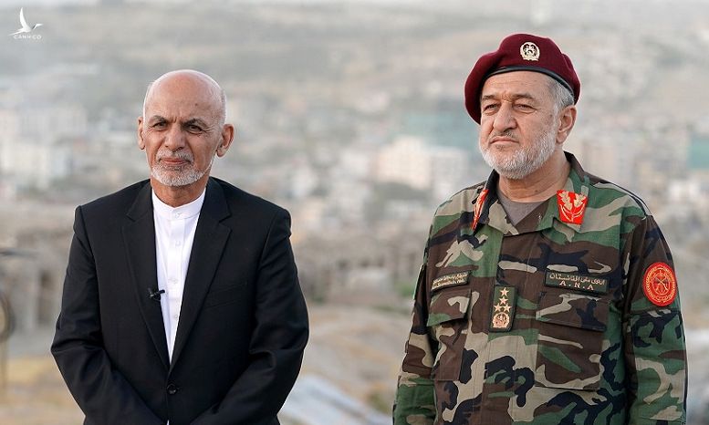 Tổng thống Ghani (trái) và Bộ trưởng Mohammadi thăm một đơn vị quân đội ở Kabul hôm 14/8. Ảnh: Reuters.