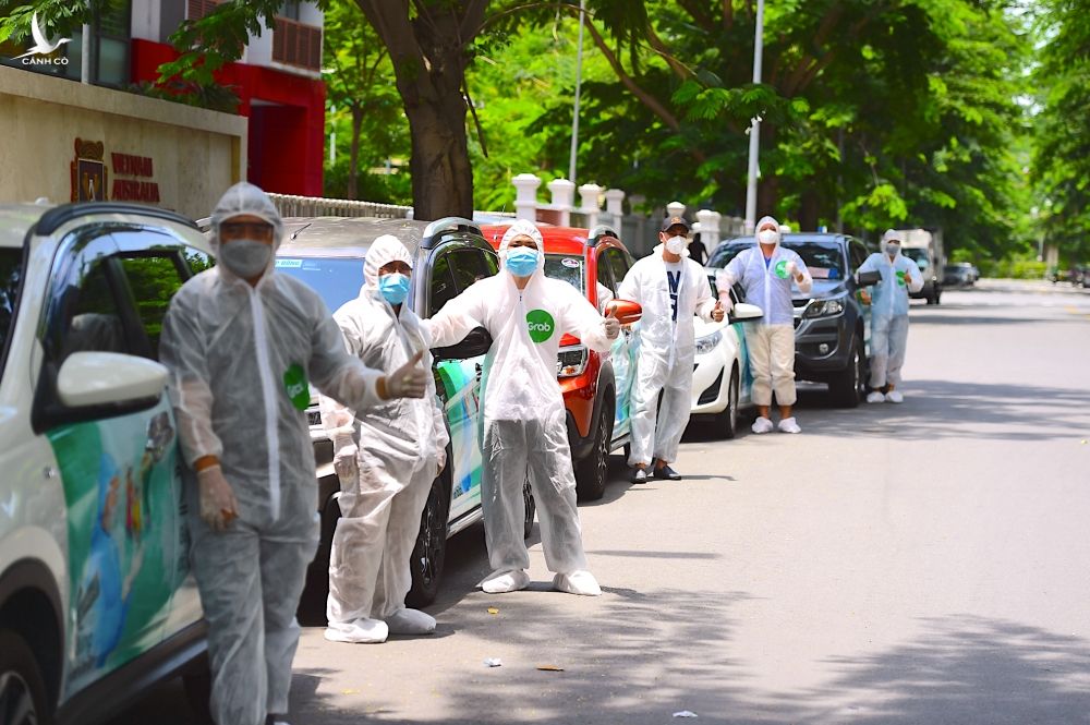 Một số tài xế tham gia đội GrabCar Y tế. Ảnh: Công ty cung cấp