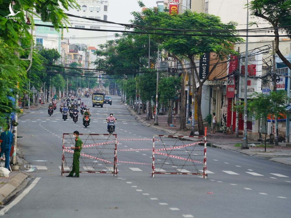 Quân đội hỗ trợ kiểm soát giãn cách: Nhiều đường phố TP.HCM vắng lặng, các chốt không đông - ảnh 9
