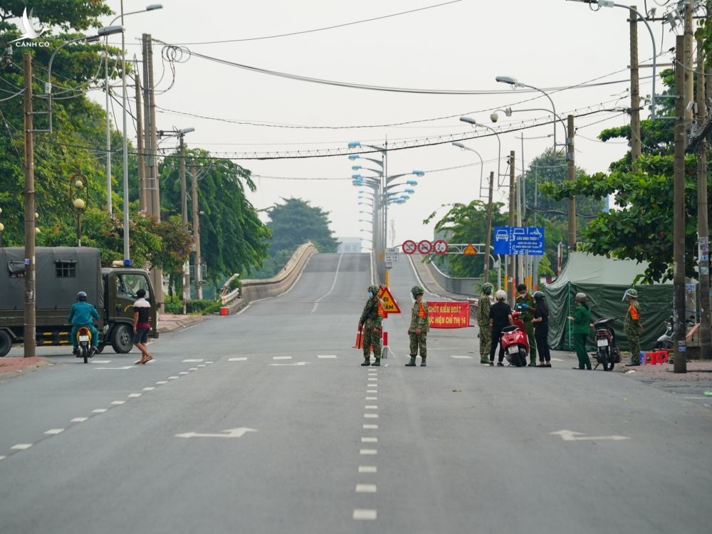 Quân đội hỗ trợ TP.HCM siết chặt giãn cách: Đủ loại giấy đi đường, nhiều người buộc trở về nhà - ảnh 4