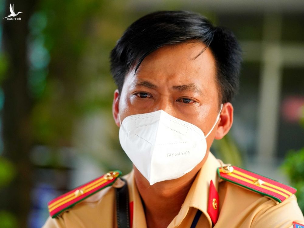 Thiếu tá Lê Hoàng, Đội CSGT - TT Công an Q.Tân Bình (TP.HCM) 2 tháng chưa về nhà bật khóc khi nhắc đến con /// Ảnh: Độc Lập