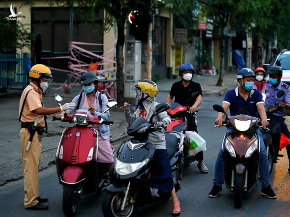 Đường phố TP.HCM đông đúc, CSGT vất vả kiểm tra giấy tờ xe qua chốt kiểm soát - ảnh 7