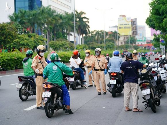 Đường phố TP.HCM đông đúc, CSGT vất vả kiểm tra giấy tờ xe qua chốt kiểm soát - ảnh 6