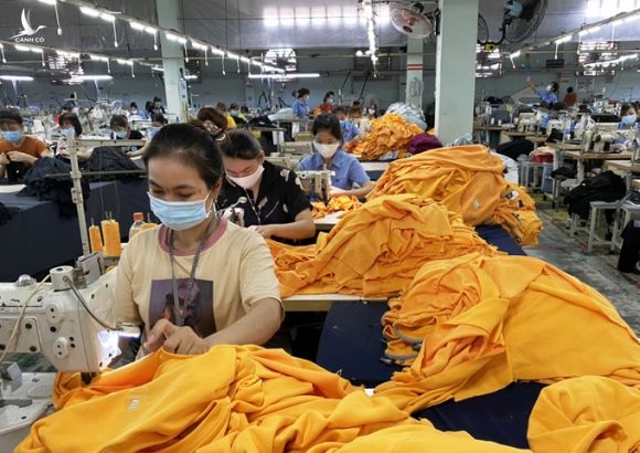 Công nhân nhà máy dệt may Thành Công sản xuất khi thực hiện phương án 3 tại chỗ. Ảnh: An Phương
