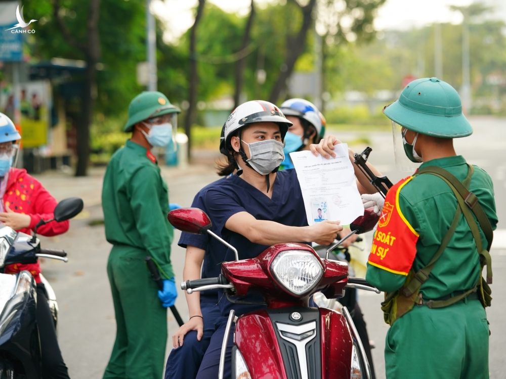 Quân đội hỗ trợ TP.HCM siết chặt giãn cách: Đủ loại giấy đi đường, nhiều người buộc trở về nhà - ảnh 7