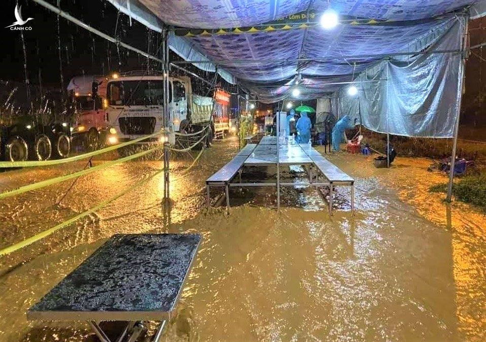 Mưa lớn kéo dài khiến bùn đất tràn ngập ngụa làn kiểm soát xe tải tại chốt số 1 /// Ảnh: Trùng Dương