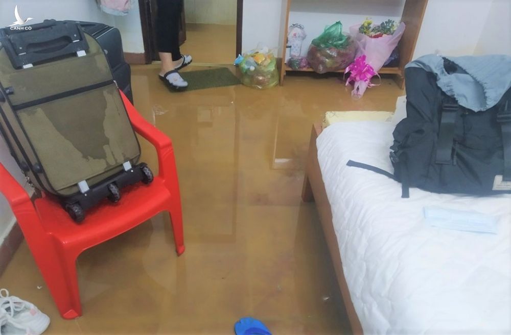 Lâm Đồng: Mưa lớn kéo dài, bùn đất tràn vào chốt chống dịch đèo Chuối - ảnh 2