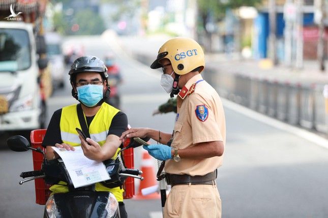 Cận cảnh Công an TPHCM kiểm tra 'di biến động dân cư' ảnh 2