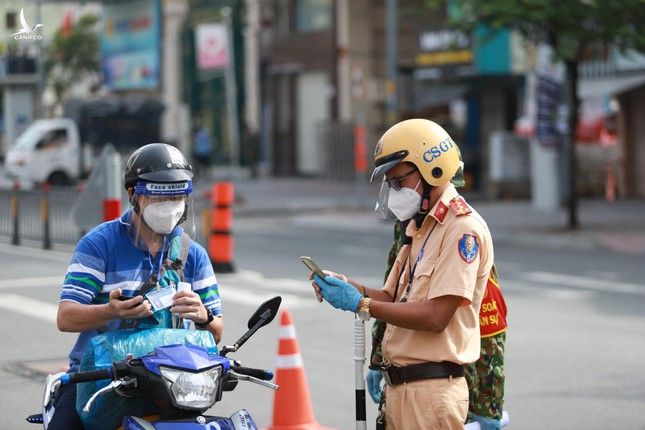 Cận cảnh Công an TPHCM kiểm tra 'di biến động dân cư' ảnh 5