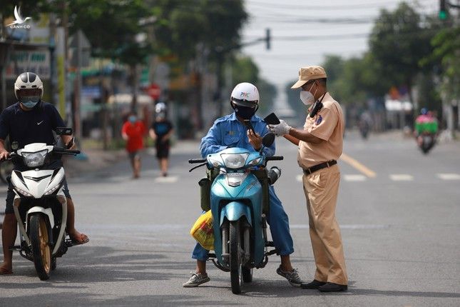 Cận cảnh Công an TPHCM kiểm tra 'di biến động dân cư' ảnh 1