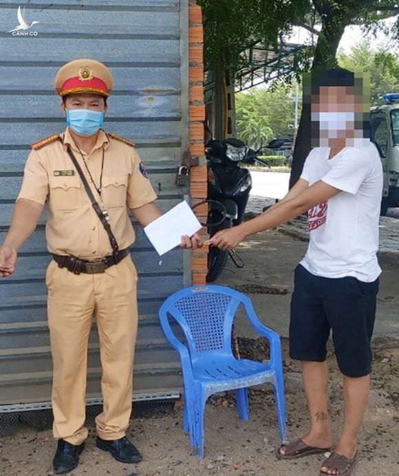 2 thanh niên mãn hạn tù đi bộ từ Ninh Thuận về Bình Thuận và Đồng Nai - ảnh 1